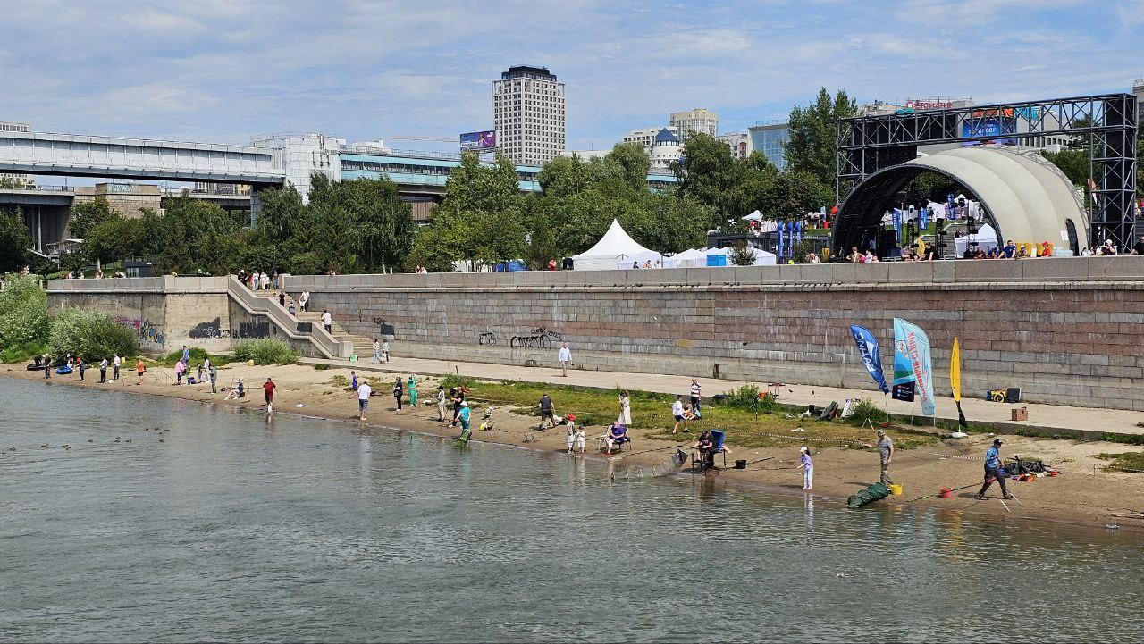 Фото Гигантская яичница и турнир по ловле рыбы. Опубликованы кадры масштабного «Пикник феста» на Михайловской набережной 12 - Сиб.ФМ Фото Гигантская яичница и турнир по ловле рыбы. Опубликованы кадры масштабного «Пикник феста» на Михайловской набережной 12